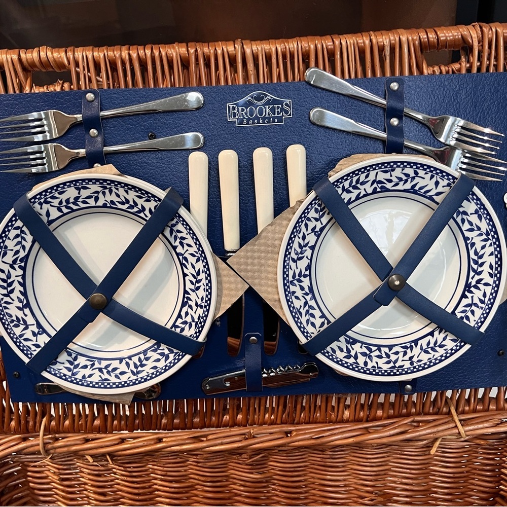 Brookes Baskets Vintage Wicker Picnic Basket-Made in England Set of 4 Plates etc - Picture 7 of 13